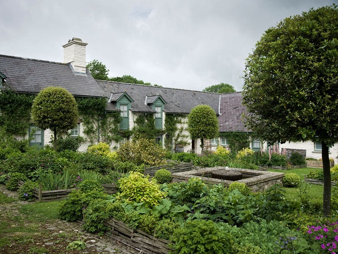 King Charles' Llwynywermod