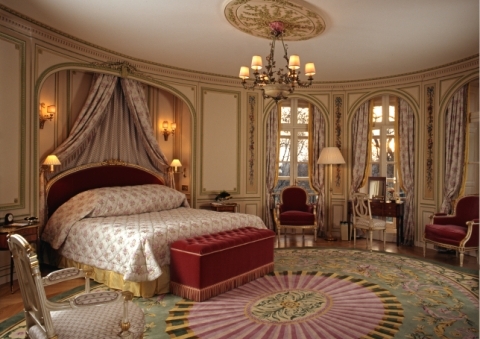 /Media/images/Product_Images/hotelreviews/ritz/royal suite bedroom.jpg />
                </div>
            }
            else
            {
                <div data-p=